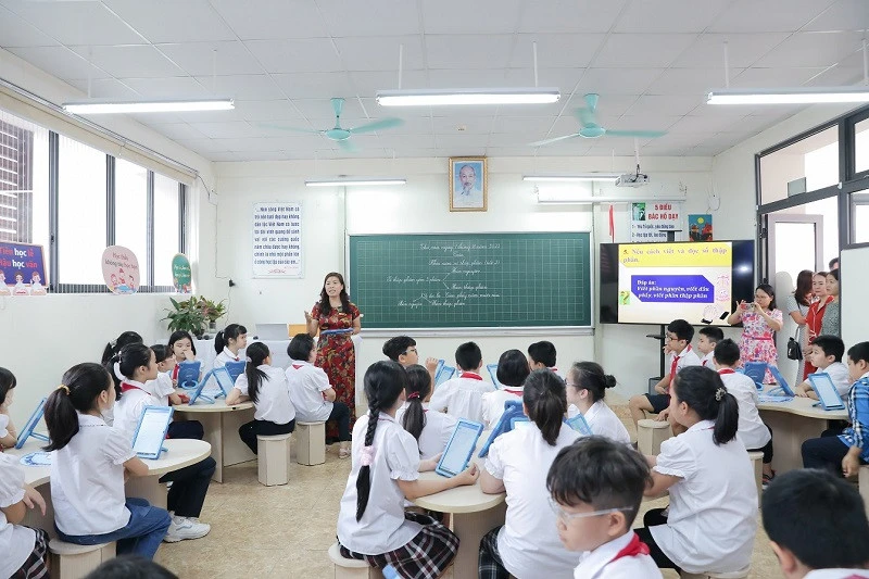 Lớp học có đèn chiếu sáng chuẩn
